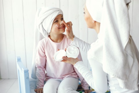 Jak wybrać bezpieczne kosmetyki dla dzieci? Przewodnik dla rodziców