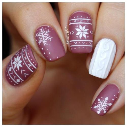 Oryginalne zdobienia na paznokcie, połączenie śnieżynek z fioletowym kolorem